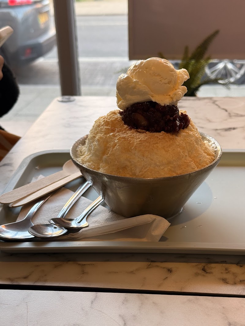 Cake & Bingsoo Cafe - Photo 3